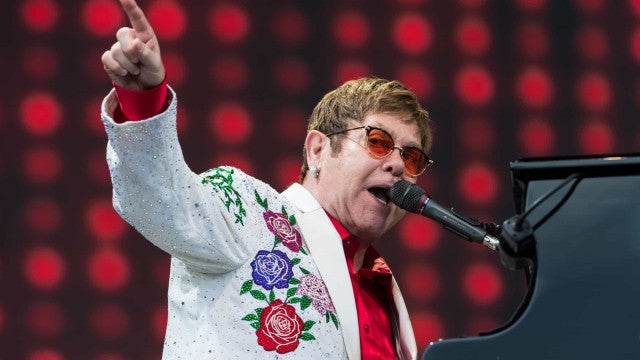 Elton John luta contra infecção no olho que limita a visão