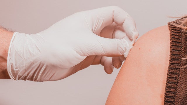 Revisão de estudos confirma segurança e eficácia da vacina da dengue disponível no SUS