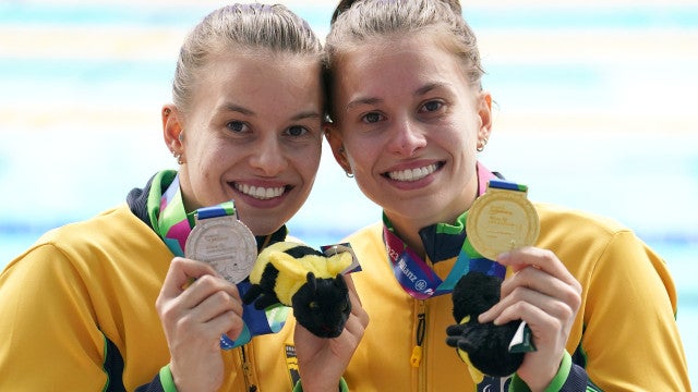 Irmãs gêmeas vibram com prata e bronze na natação