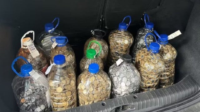 Homem junta R$ 17 mil em moedas para comprar carro e viraliza na web