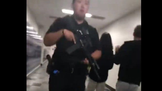 Vídeo mostra momento em que alunos são retirados de escola nos EUA