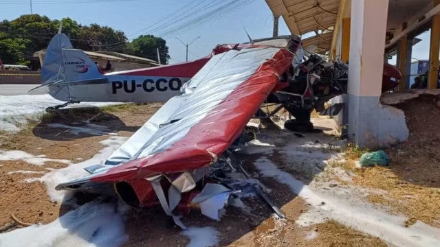 Avião atinge van e moto antes de cair em Teresina; vídeo