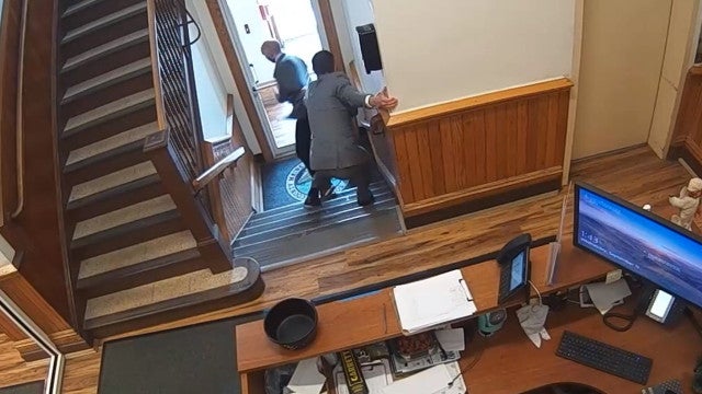 Homem tenta fugir de tribunal algemado mas é impedido por jurados; vídeo