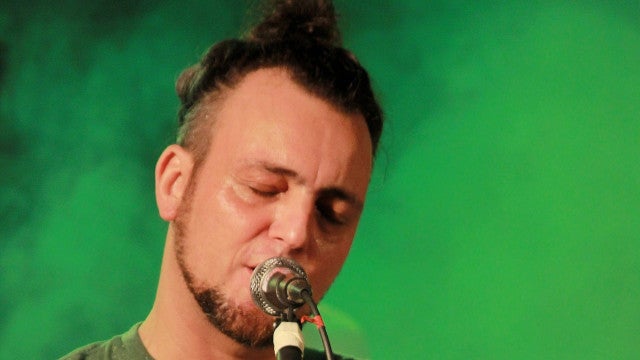 Cantor Conrado Pouza morre aos 45 anos por complicações da covid-19