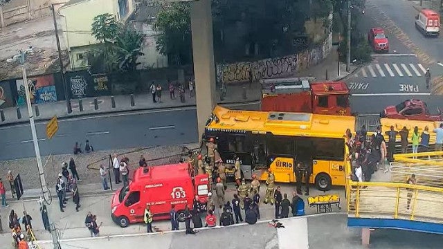 BRT bate em pilar e 60 passageiros ficam feridos no Rio de Janeiro