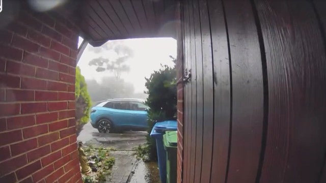 Tornado atinge cidade inglesa e provoca estragos; veja as imagens