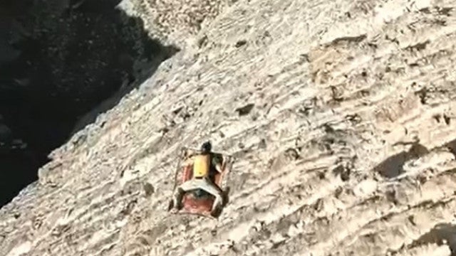 Sonho que virou realidade! Homem imita Aladdin e voa com tapete