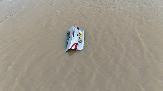 Casas e estradas inundadas; veja as imagens das enchentes no Reino Unido