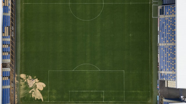 Inundações abrem cratera no estádio do AFC Wimbledon