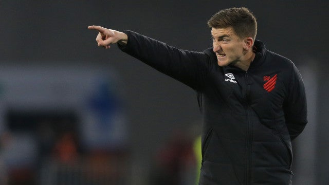 Mal no Brasileiro, Athletico-PR demite o técnico Varini na véspera da decisão da Sul-Americana