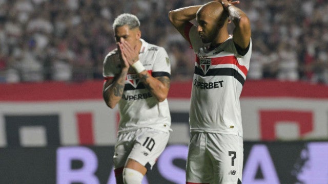 São Paulo em crise enfrenta Corinthians embalado pelo Brasileirão no Mané Garrincha