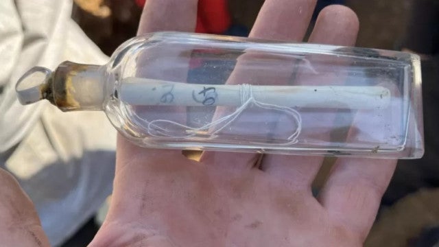 Mensagem de 200 anos atrás é encontrada dentro de garrafa na França