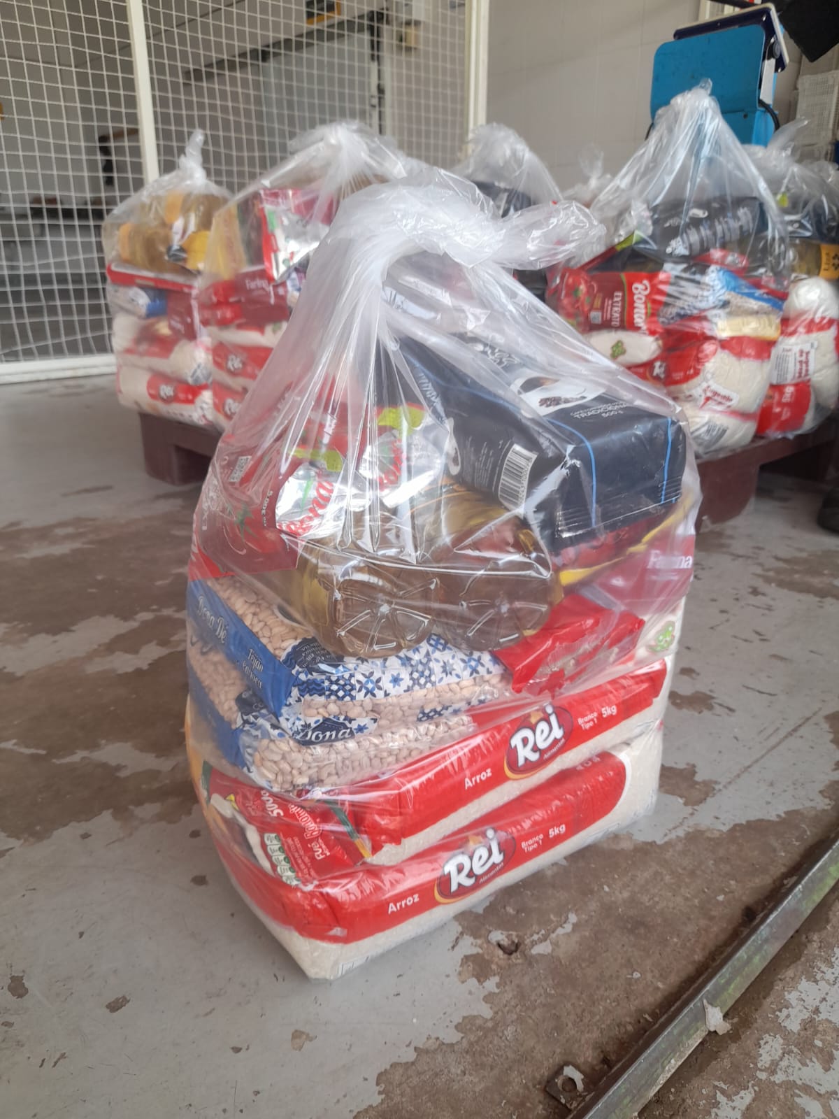 CAU/MT doa mais de meia tonelada de alimentos não perecíveis ao Sesc Mesa Brasil