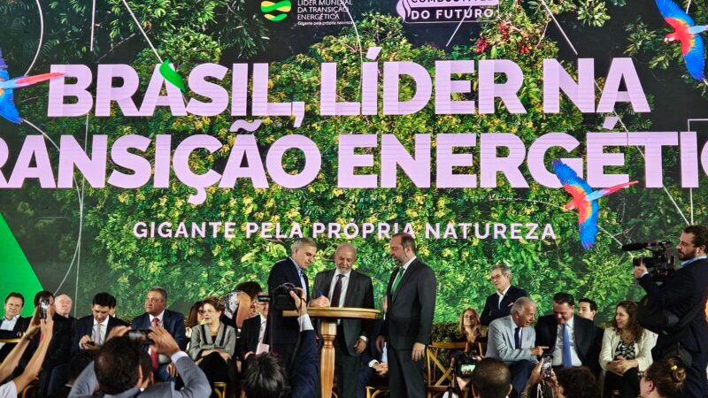 Lula assina ato de compromisso para Combustível do Futuro com a Inpasa em Brasília