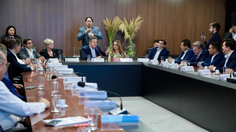 Primeira-dama de MT agradece união de esforços ao Ser Família Habitação em assinatura