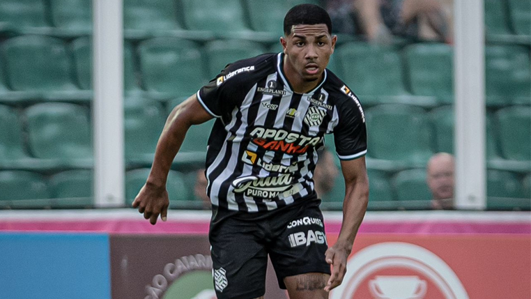 Atacante Kauã Ziegler, do Figueirense, comemora primeiro gol como profissional