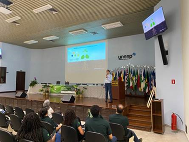 Acadian aborda uso de extrato da alga marinha Ascophyllum nodosum como bioestimulante para a agricultura no I Simpósio de Bioinsumos da Unesp, em Jaboticabal