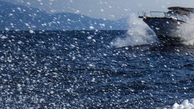 Turista de SP morre em passeio após tempestade de granizo afundar lancha em MG