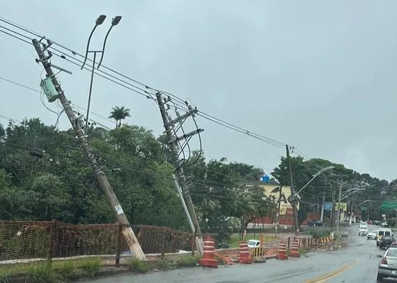 Chuva intensa causa transtornos e queda de postes em São Paulo, e deputado propõe solução para riscos energéticos