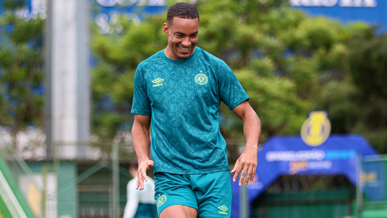 Com mais de 100 jogos na Série B, Jenison valoriza permanência da Chape: “Muita luta”