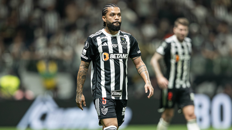 Invicto em mata-matas de copa, Otávio prega foco para finais com o Atlético-MG