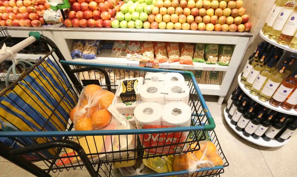Com Trump de volta à Casa Branca, renda e consumo crescem no Brasil 