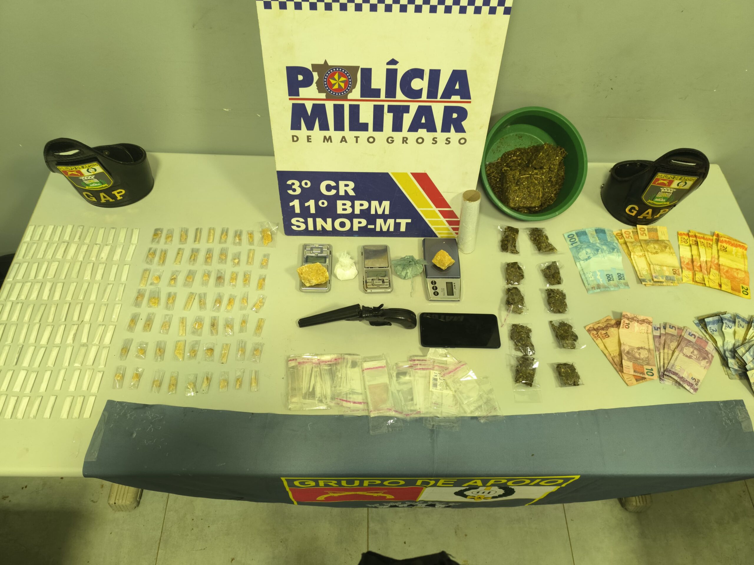 PM prende dupla por tráfico, apreende 180 porções de cocaína e duas armas