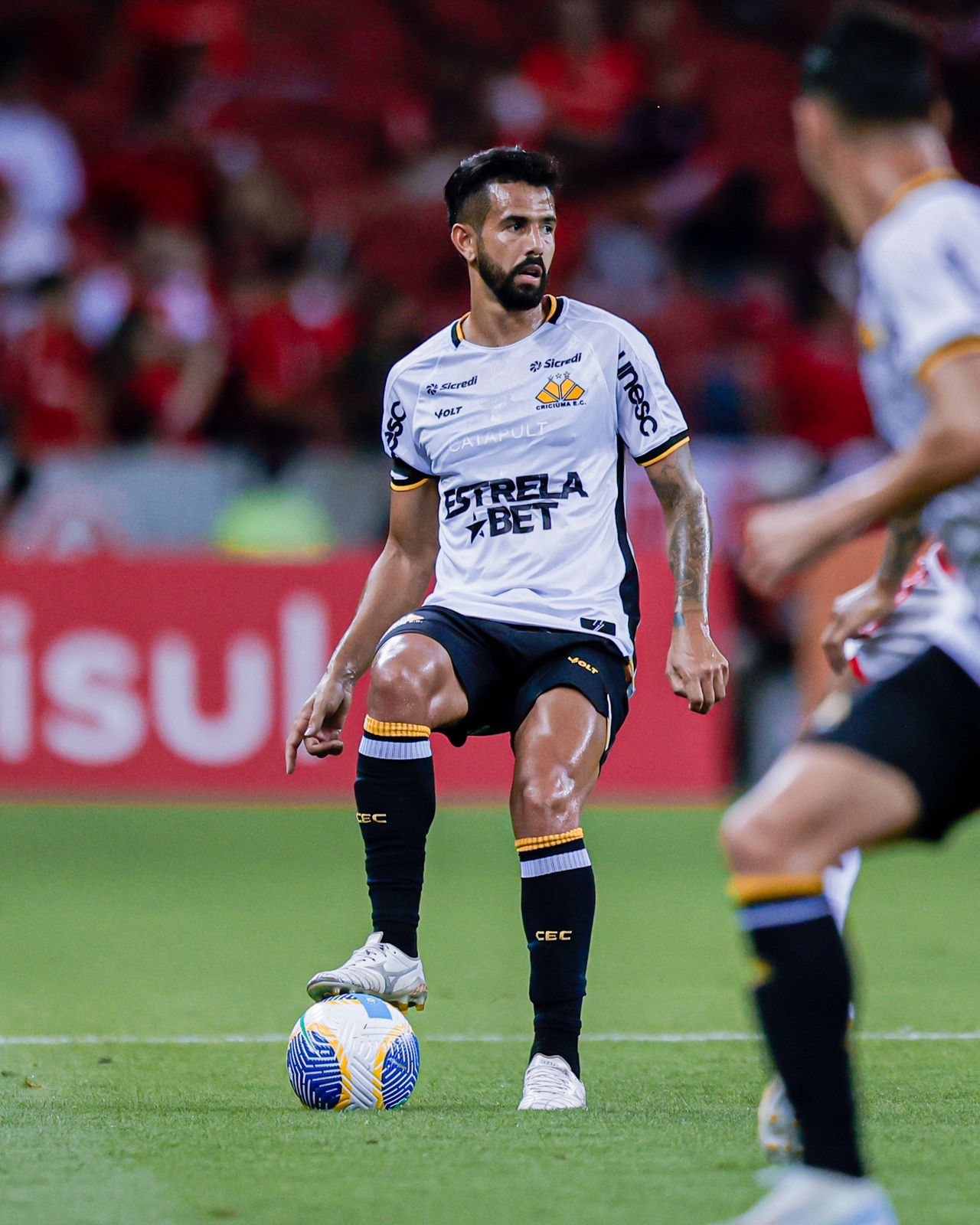 De contrato renovado, lateral-direito Jonathan mira retomada do Criciúma em 2025