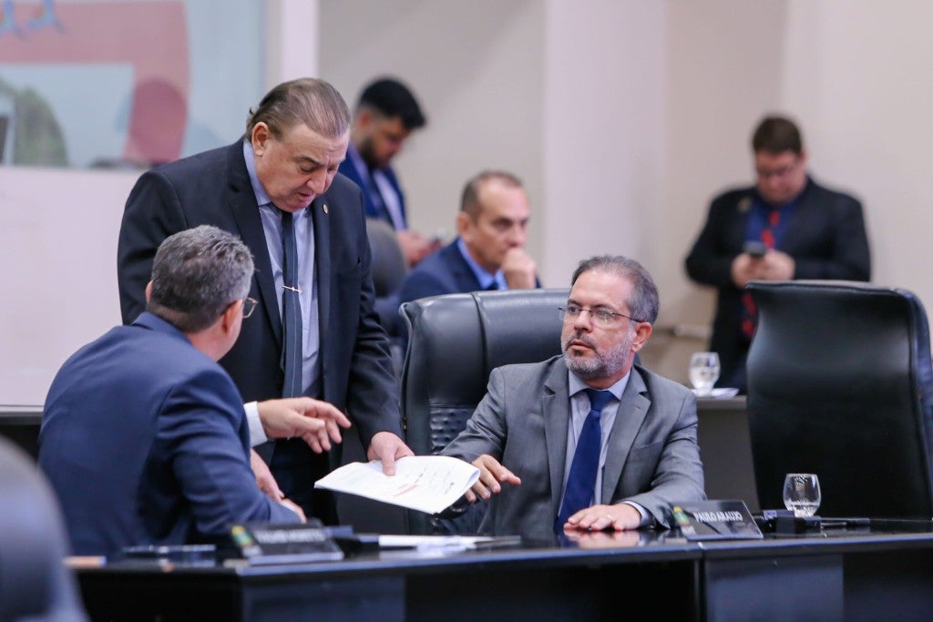 Deputados votam 27 vetos do governo, mantêm 23 e derrubam três