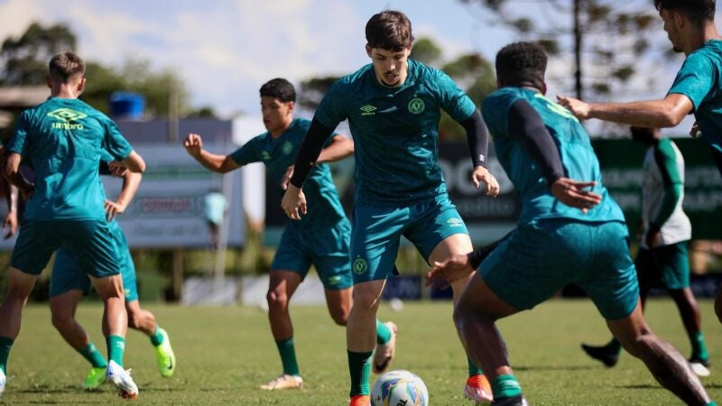 Liderando o Catarinense, Eduardo Person avalia primeiros jogos pela Chapecoense: “Cada vez melhor”