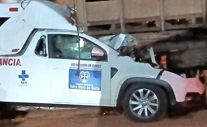 Ambulância bate na traseira de caminhão boiadeiro na BR-163 em Peixoto de Azevedo