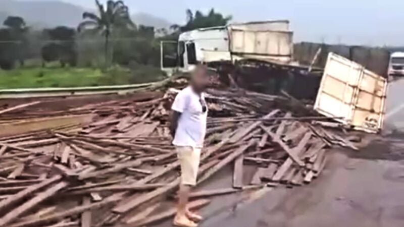 Três ficam feridos em colisão entre carretas na BR-163 em Guarantã do Norte