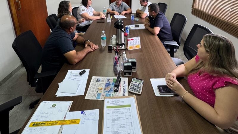 Empresário da construtora Lumicenter participa de reunião com vereadores e diretores das escolas Guarantã e Albert