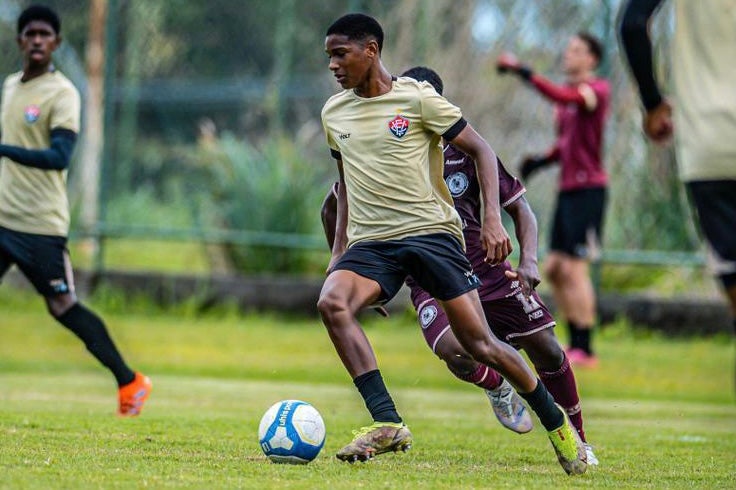 Aos 16 anos e com multa de R$ 300 milhões, joia da base assina primeiro contrato profissional com o Vitória