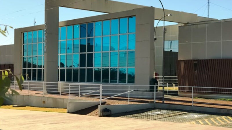 Após ação da DPEMT, homem é condenado a pagar indenização por ofensa racista a vigilante de banco