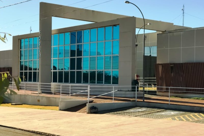 Após ação da DPEMT, homem é condenado a pagar indenização por ofensa racista a vigilante de banco