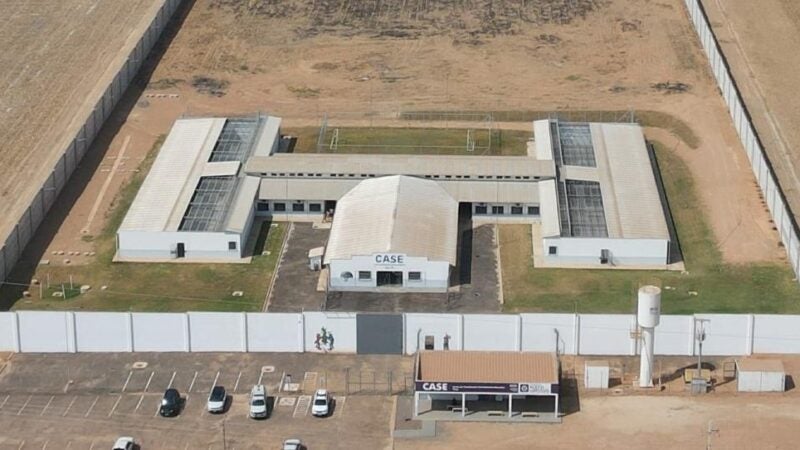 Mulher é flagrada por agentes tentando entregar droga a adolescente em unidade de internação no interior