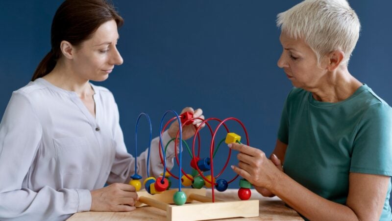 Fevereiro Roxo: como a terapia ocupacional pode transformar a rotina de pacientes?