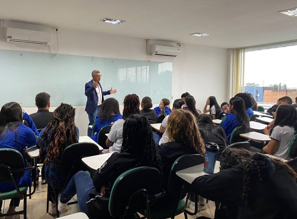 Jornalista e radialista Gilmar Ávila é convidado para ministrar palestra aos alunos da escola Albert Einstein