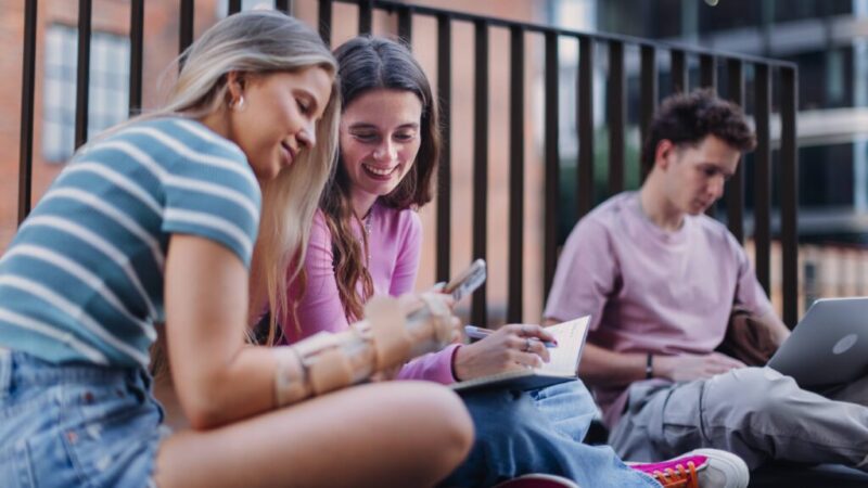 Relacionamentos e Geração Z: Como a Tecnologia e as Redes Sociais Moldam a Nova Forma de Conexão