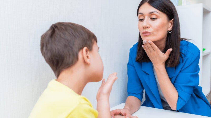 Criança com TEA e TDAH tem saúde especializada garantida após ação da Defensoria