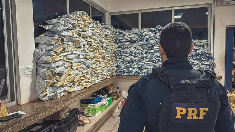 PRF apreende 544 kg de agrotóxicos ilegais em caminhão em Sorriso-MT