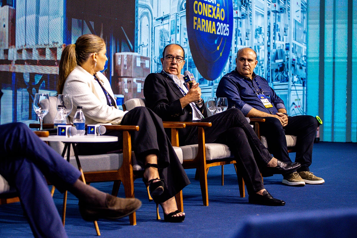 “As farmácias têm importante função social e podem apoiar na redução de atendimentos emergenciais em hospitais”, explica Cleiton de Castro Marques em debate