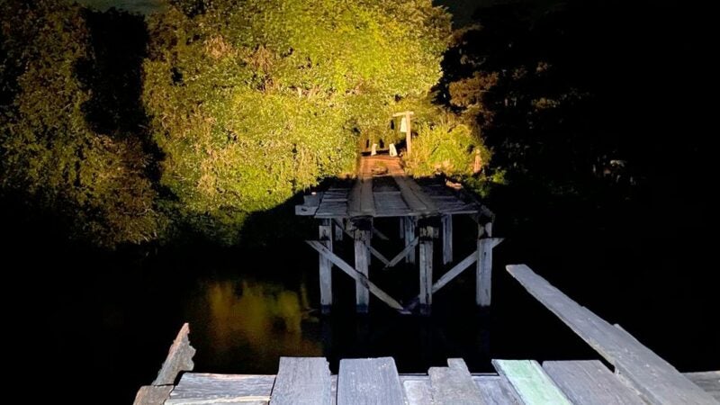 Parte da ponte que liga os municípios de Guarantã do Norte e Novo Mundo é levado pelas águas