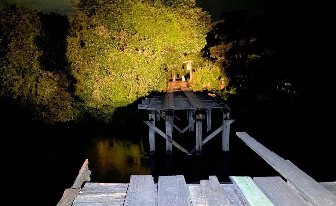 Parte da ponte que liga os municípios de Guarantã do Norte e Novo Mundo é levado pelas águas