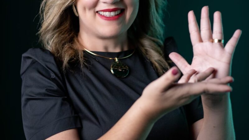 Neuropsicopedagoga cuiabana leva método inovador de comunicação para autistas em congresso em MG