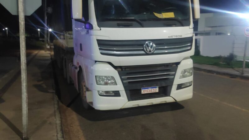 Caminhão furtado é recuperado pela Polícia Militar em Matupá; um suspeito foi preso