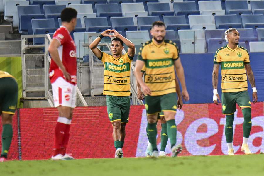 Cuiabá derrota o Vila Nova e segue na briga por G4 da Série B