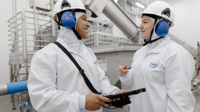 JBS tem mais de 190 vagas de emprego abertas em oito cidades de MT