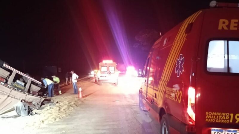 Bombeiros socorrem motociclista após colisão com caminhão tombado na BR-163 entre Guarantã do Norte e Matupá